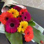 букет из разноцветных гербер