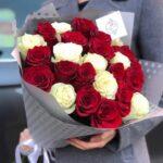 букет из 23 красных и белых роз