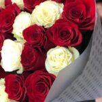 букет из 23 красных и белых роз