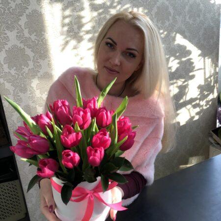 Коробка с тюльпанами