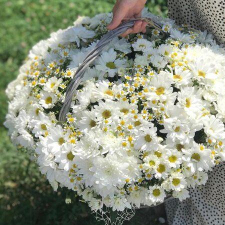 Корзина с ромашками