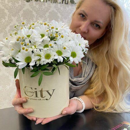 Купить букет ромашек в шляпной коробке