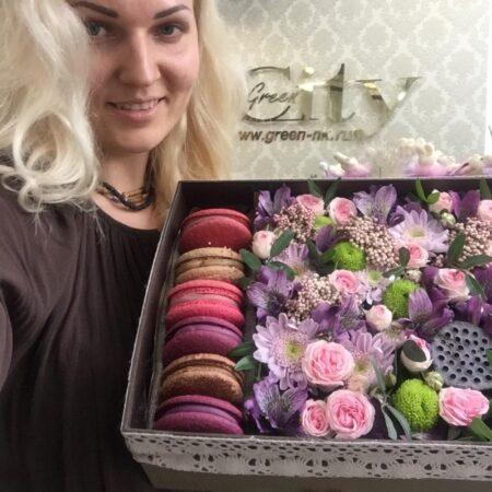 Коробка с французскими пирожными макаронс